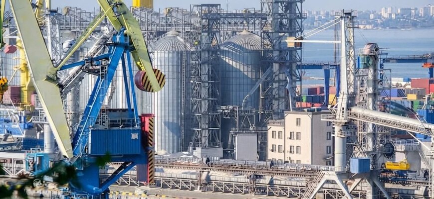 «У порту загоряння» — у Москві та Усть-Лузі прогриміли вибухи після масованої атаки дронів