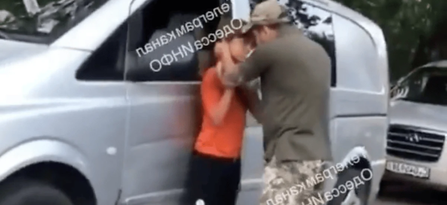 У Одесі поліція розслідує напад працівника ТЦК на 13-річного підлітка У Одесі поліція розслідує напад працівника ТЦК на 13-річного підлітка