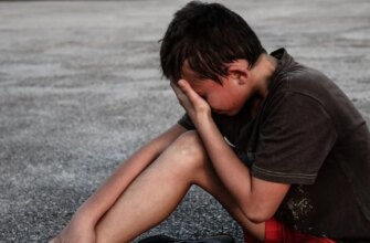 Бійка через квітку: жінка вдарила 11-річного хлопчика, поліція відкрила провадження