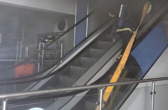 Мати чекає біля зруйнованого ТРЦ у Кривому Розі: донька зникла після удару
