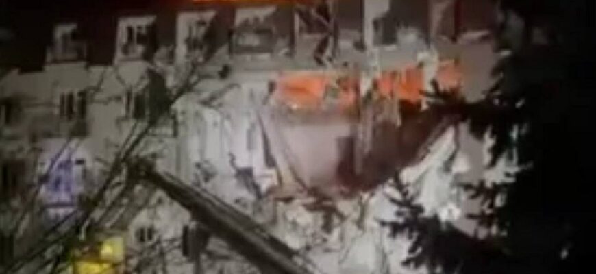 У Кропивницькому ворожий дрон влучив у багатоповерхівку: є постраждала У Кропивницькому ворожий дрон влучив у багатоповерхівку: є постраждала