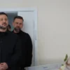 Володимир Зеленський відвідав у пологовому будинку киянку, яка народила під час обстрілу