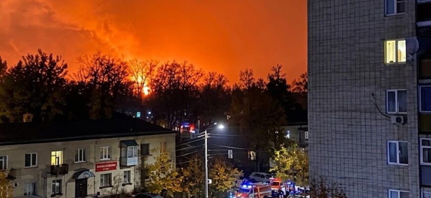 У міноборони рф заявили про збиття дронів, а рятувальники розбирають завали казарми у Криму