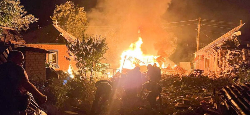Росія атакувала дроном житловий будинок у Чугуєві: серед загиблих є дитина. Фото