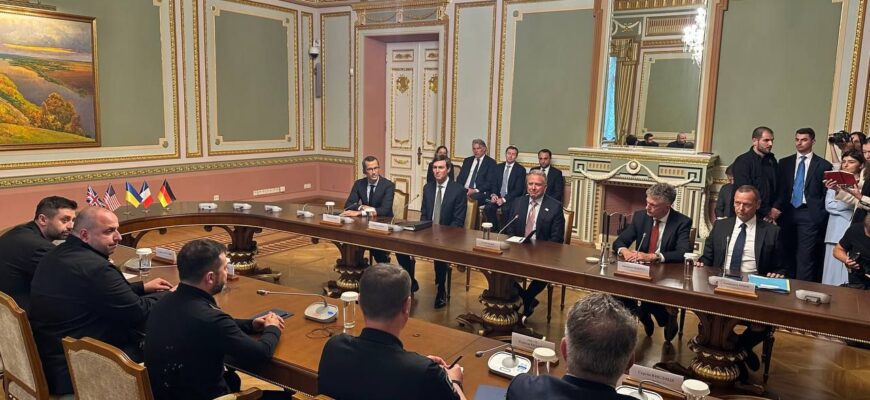Зустріч зі спецпосланцями Трампа у Києві затягується: розпочався новий раунд після тристоронніх переговорів Зустріч зі спецпосланцями Трампа у Києві затягується: розпочався новий раунд після тристоронніх переговорів