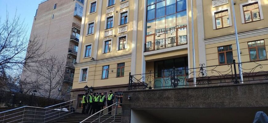 Будівлю Вищої ради правосуддя пошкоджено, є поранені – росіяни завдали удару по центру Києва
