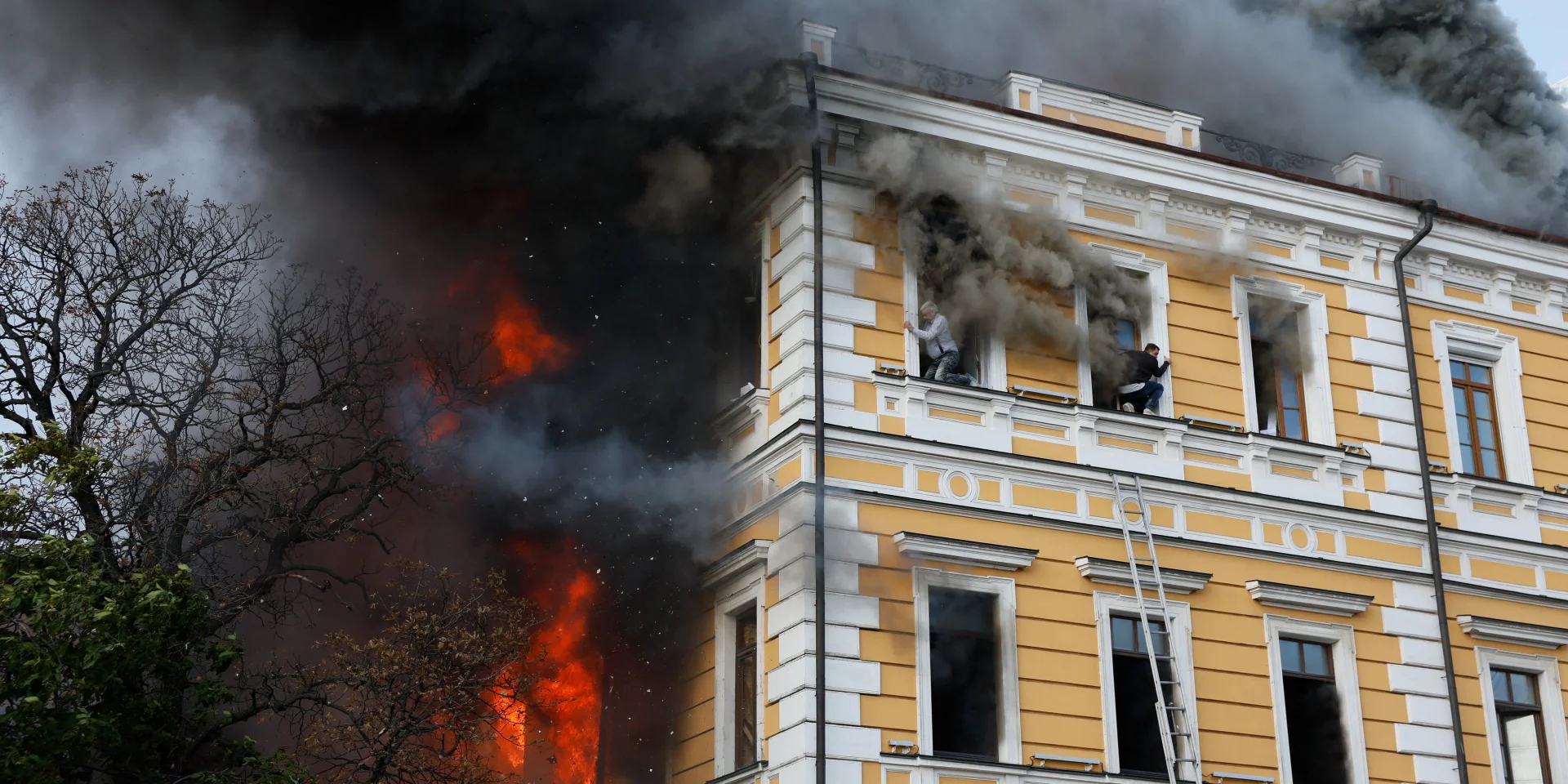 У Шевченківській РДА повідомили про удар по центру Києва: спалахнула пожежа, є загиблі