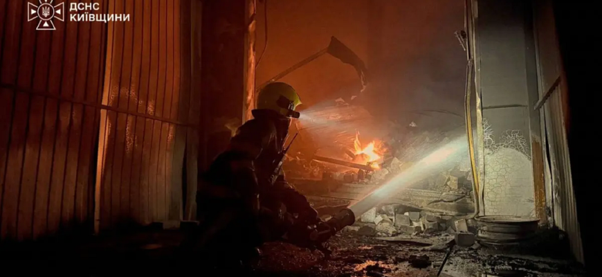 Російські війська вночі вдарили по складах на Київщині та повторно атакували рятувальників Російські війська вночі вдарили по складах на Київщині та повторно атакували рятувальників