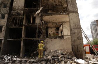 Удар балістикою по Києву: горять склади, уламками побило автомобілі та оселі людей