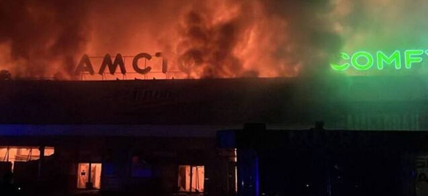 В ОВА підтвердили влучання дрона у торгівельний центр у Запоріжжі: на місці спалахнула пожежа