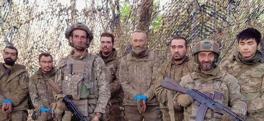 Українські штурмовики захопили в полон окупантів після їхньої спроби пробратися в тил газовою трубою