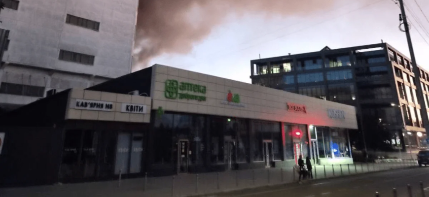 У ніч на 8 вересня у Києві внаслідок вибуху з фасаду станції метро посипалися літери