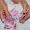 Пенсіонерам доведеться купувати квитки: у містах скасовують безкоштовний проїзд за паперовим посвідченням