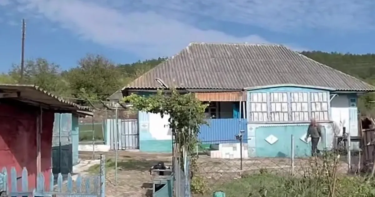 Облаштована садиба з меблями та городом біля річки: у селі на Вінниччині віддають житло за копійки