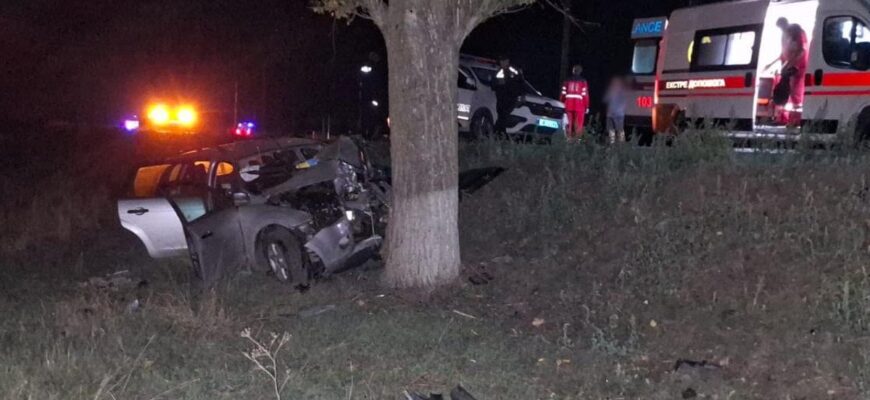 Після виїзду за межі дороги автомобіль врізався в дерево: на Одещині в аварії загинули троє чоловіків
