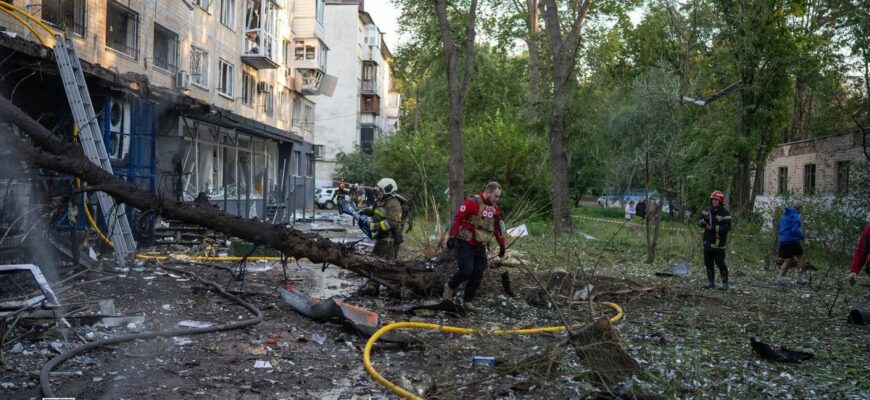 Уночі російські безпілотники атакували Київ та пошкодили будівлі у двох районах