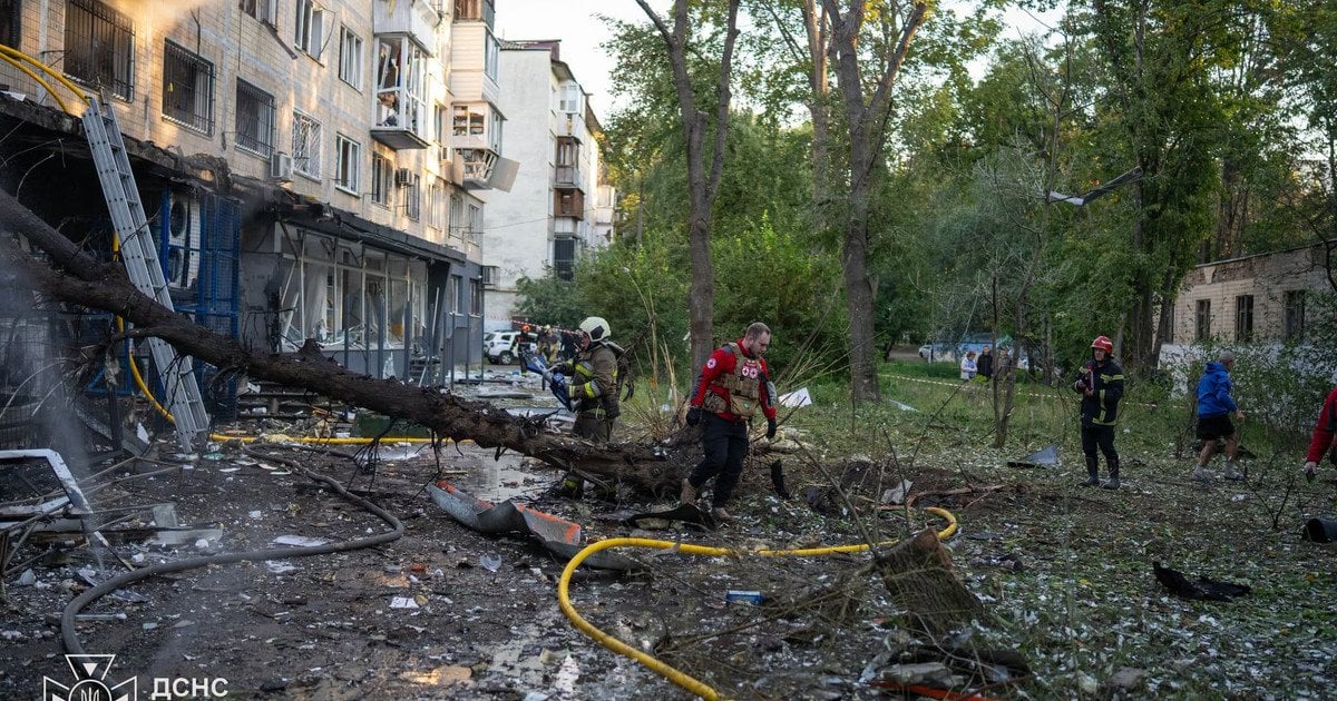 Уночі російські безпілотники атакували Київ та пошкодили будівлі у двох районах