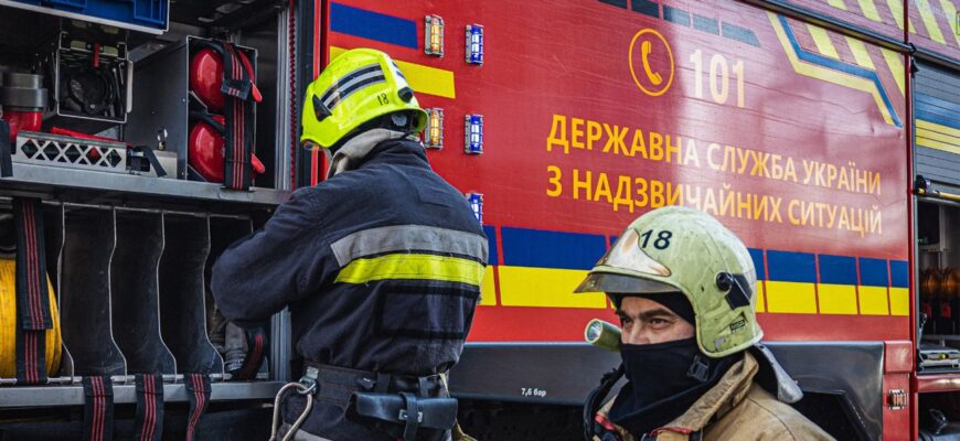 Окупанти посеред дня вдарили бойовим дроном по торговельному центру в Харкові