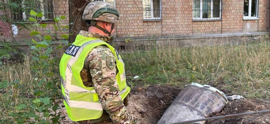 Пів тонни вибухівки просто під підʼїздом: надскладна операція з порятунку житлового кварталу Києва
