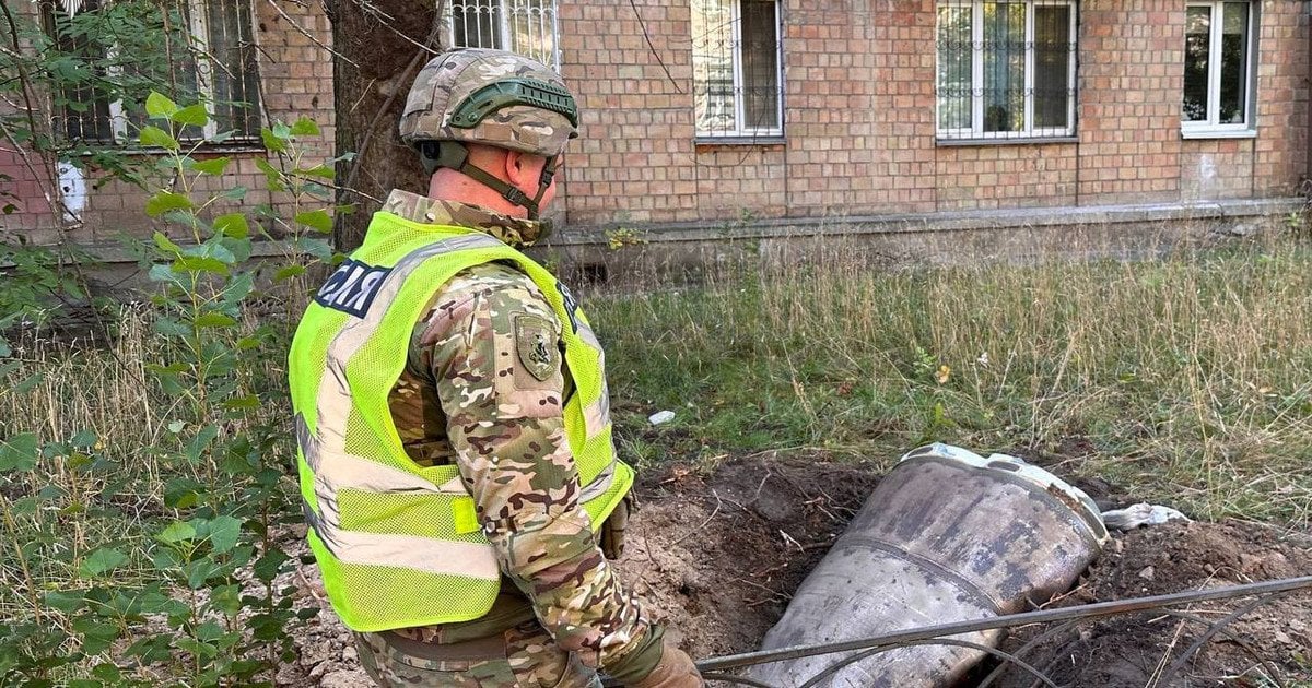 Пів тонни вибухівки просто під підʼїздом: надскладна операція з порятунку житлового кварталу Києва