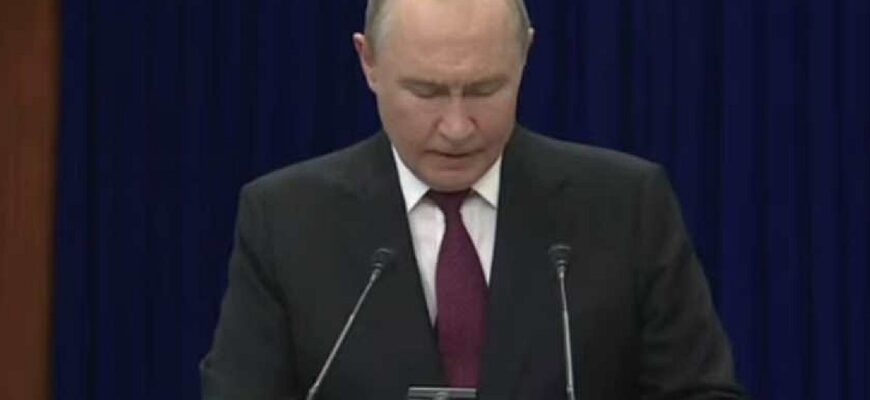 Диктатор, послухавши Зеленського, з переляку вирішив провести нічну пресконференцію Диктатор, послухавши Зеленського, з переляку вирішив провести нічну пресконференцію