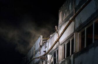 Увечері ворог атакував Кропивницький реактивними дронами, пошкоджено багатоповерхівку, є постраждалий