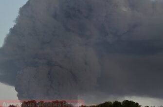 У Києві дрон влучив у дев’ятиповерхівку: є руйнування та пожежа