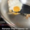Знають лише досвідчені кулінари: що зробити, аби їжа не приставала до сковороди