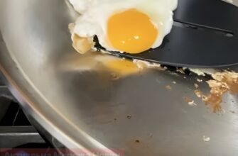 Знають лише досвідчені кулінари: що зробити, аби їжа не приставала до сковороди
