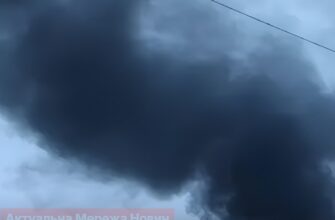 Увечері під час ворожої атаки на Київ уламки безпілотників впали біля житлового будинку