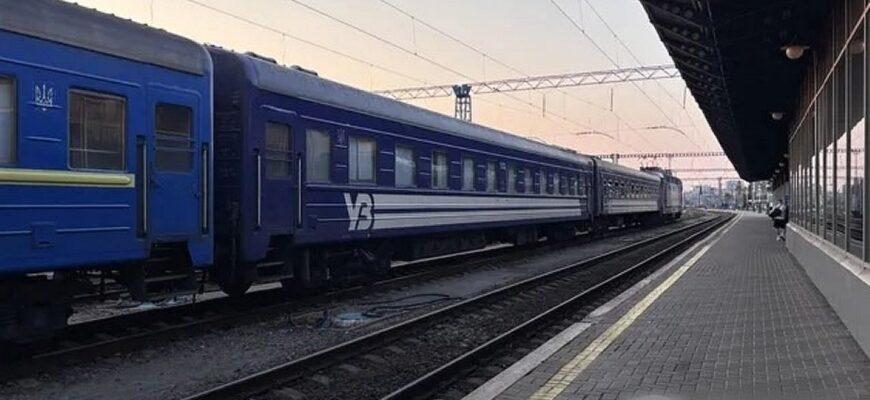 «Чекаємо вже понад пів доби» — через атаки РФ потяги затримуються на 15 годин