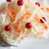 Щоб квашена капуста була хрумкою, ароматною та соковитою: який продукт варто додати під час соління