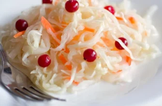 Щоб квашена капуста була хрумкою, ароматною та соковитою: який продукт варто додати під час соління