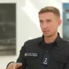 «Люди не думають про квартиру, вони думають про кота»: рятувальник поділився щемливою історією з місця «прильотів» (відео)