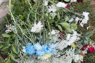На Закарпатті дівчата поцупили квіти з кладовища для привітання вчительки