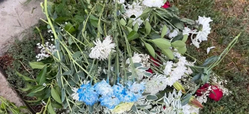 На Закарпатті дівчата поцупили квіти з кладовища для привітання вчительки