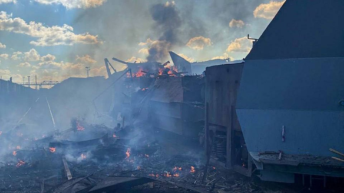 Влучання у цивільну техніку та пожежа: ворог знову атакував Рівненщину