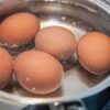 Кухарі пояснили, чому варені яйця не варто одразу кидати в крижану воду