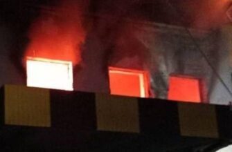Уночі уламки ворожого дрона впали на столичний ліцей і спричинили пожежу