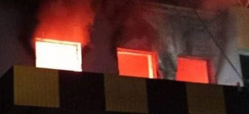 Уночі уламки ворожого дрона впали на столичний ліцей і спричинили пожежу