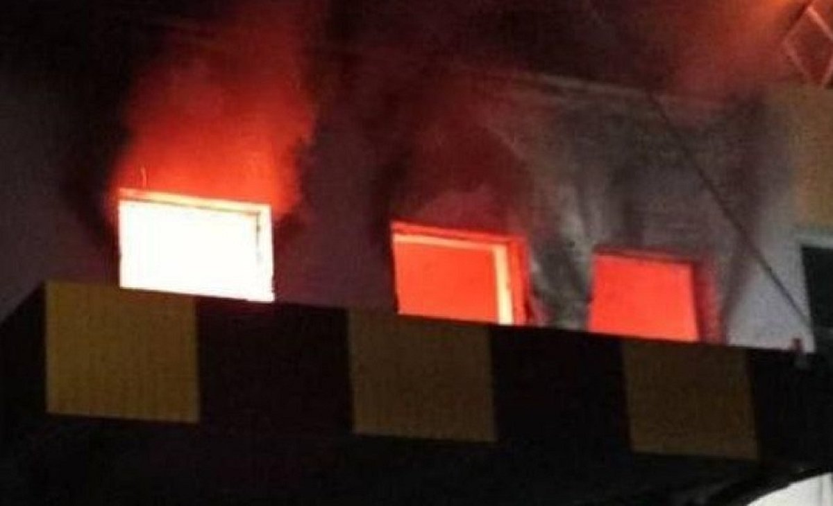 Уночі уламки ворожого дрона впали на столичний ліцей і спричинили пожежу