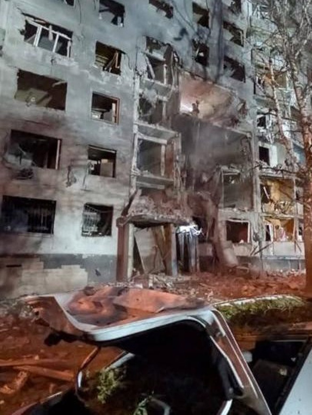 Ворожий КАБ влучив прямо в багатоповерхівку у Харкові та поранив десятки людей