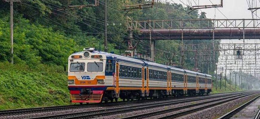 Через ворожі удари по залізниці в Україні масово затримуються понад 50 потягів