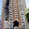 “Скло на мене, на дитину”: у Києві вагітна жінка розповіла про влучання дрону в її будинок. Відео