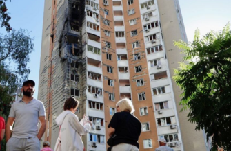 “Скло на мене, на дитину”: у Києві вагітна жінка розповіла про влучання дрону в її будинок. Відео