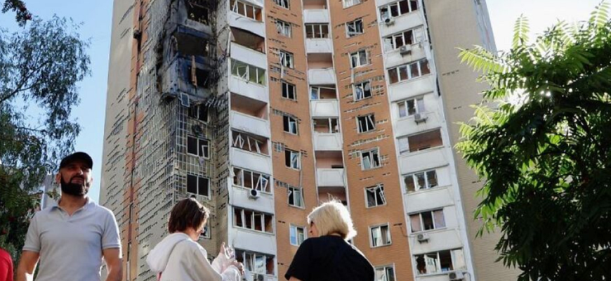 “Скло на мене, на дитину”: у Києві вагітна жінка розповіла про влучання дрону в її будинок. Відео