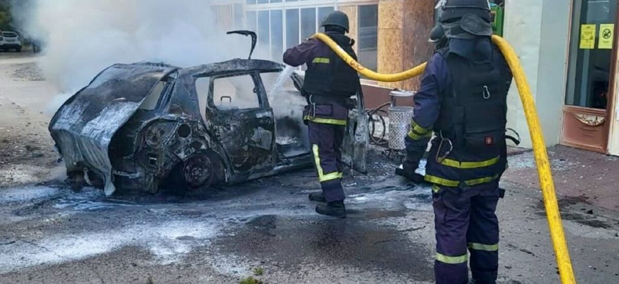«Спочатку горіла одна машина, потім ударили по решті» – росіяни тричі били по парковці у Краматорську