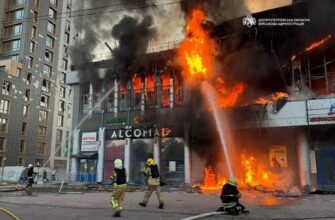 Спалахнула пожежа, є постраждалі — окупанти поцілили у торговий центр у Дніпрі
