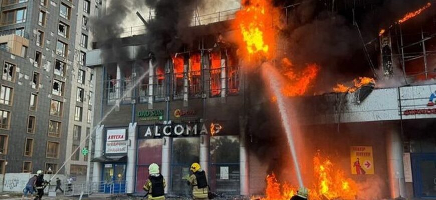 Спалахнула пожежа, є постраждалі — окупанти поцілили у торговий центр у Дніпрі
