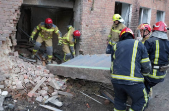 У ДСНС розповіли про наслідки удару безпілотника по багатоповерхівці на Хмельниччині: семеро поранених